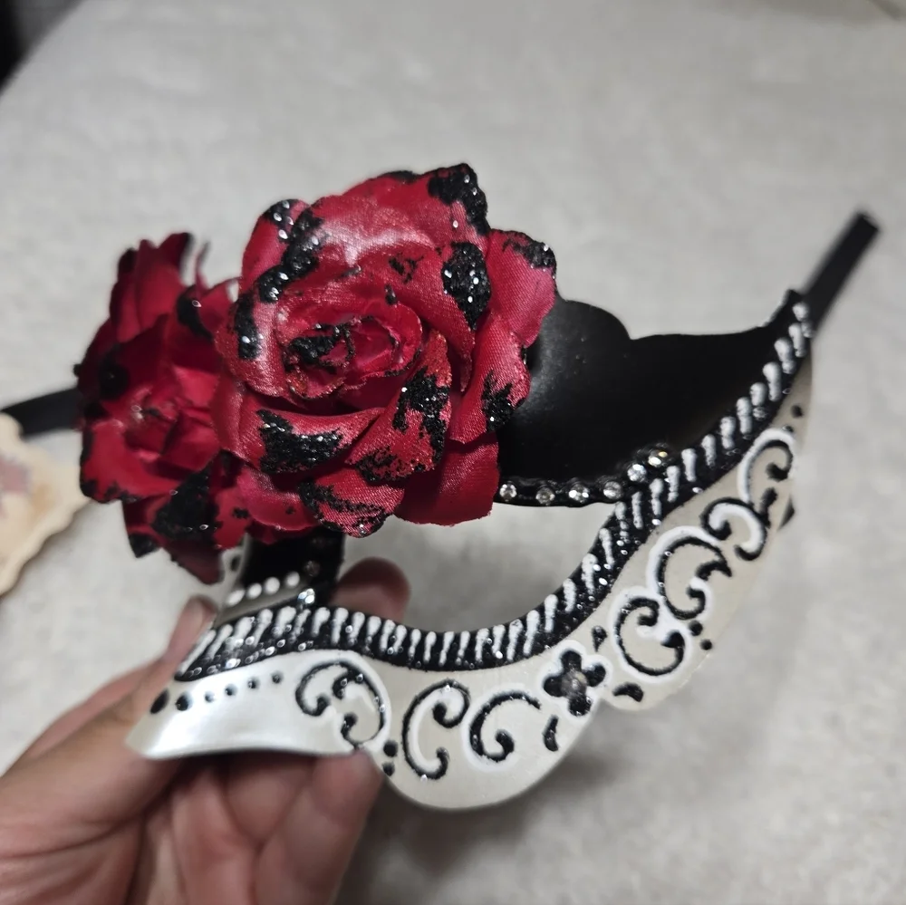 La Maschera Del Galeone Venetian Mark NWT Red Roses Hand Painted